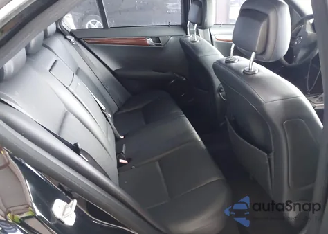 2009 Mercedes-Benz C 300 Luxury/Sport z USA, uszkodzony, nr VIN WDDGF54X89F225624